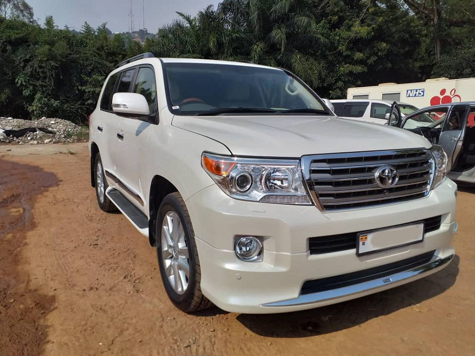 Land Cruiser V8 Luxury Car for hire in Kampala. Rodvencha Safaris Car Hire in Kampala Uganda